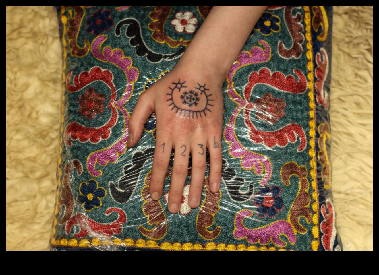 Tetovēšanas tradīcijas: seno prakšu un mūsdienu tendenču izpēte