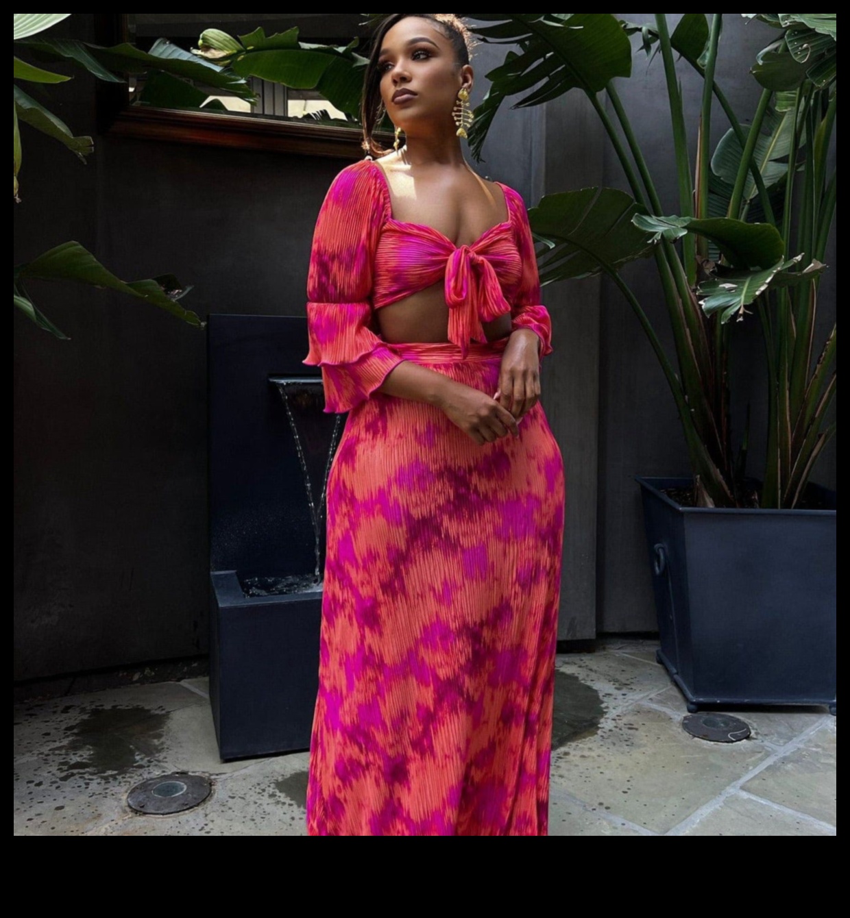 Saulrieta serenāde: eleganti vasaras tērpi nakts stilam