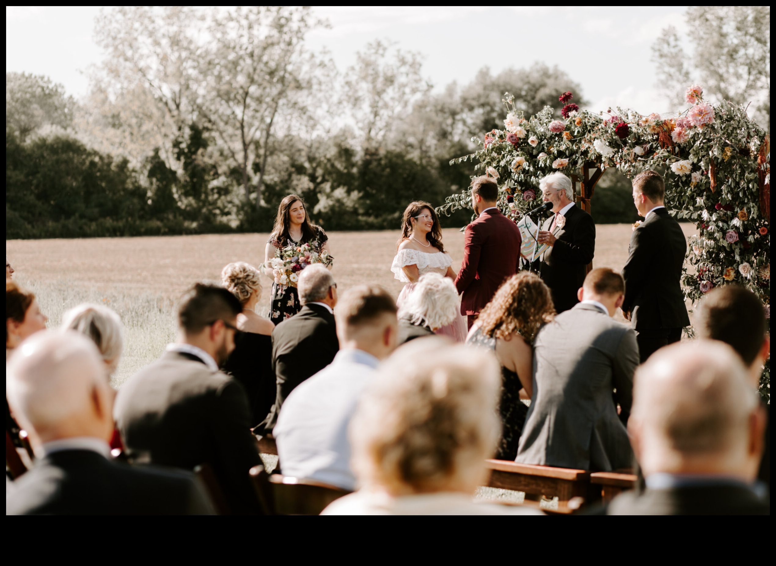 Ziedoša romantika — 5 veidi, kā izveidot neaizmirstamu kāzu ceremoniju 3 Romance in Bloom: izveidojiet savu neaizmirstamo kāzu ceremoniju