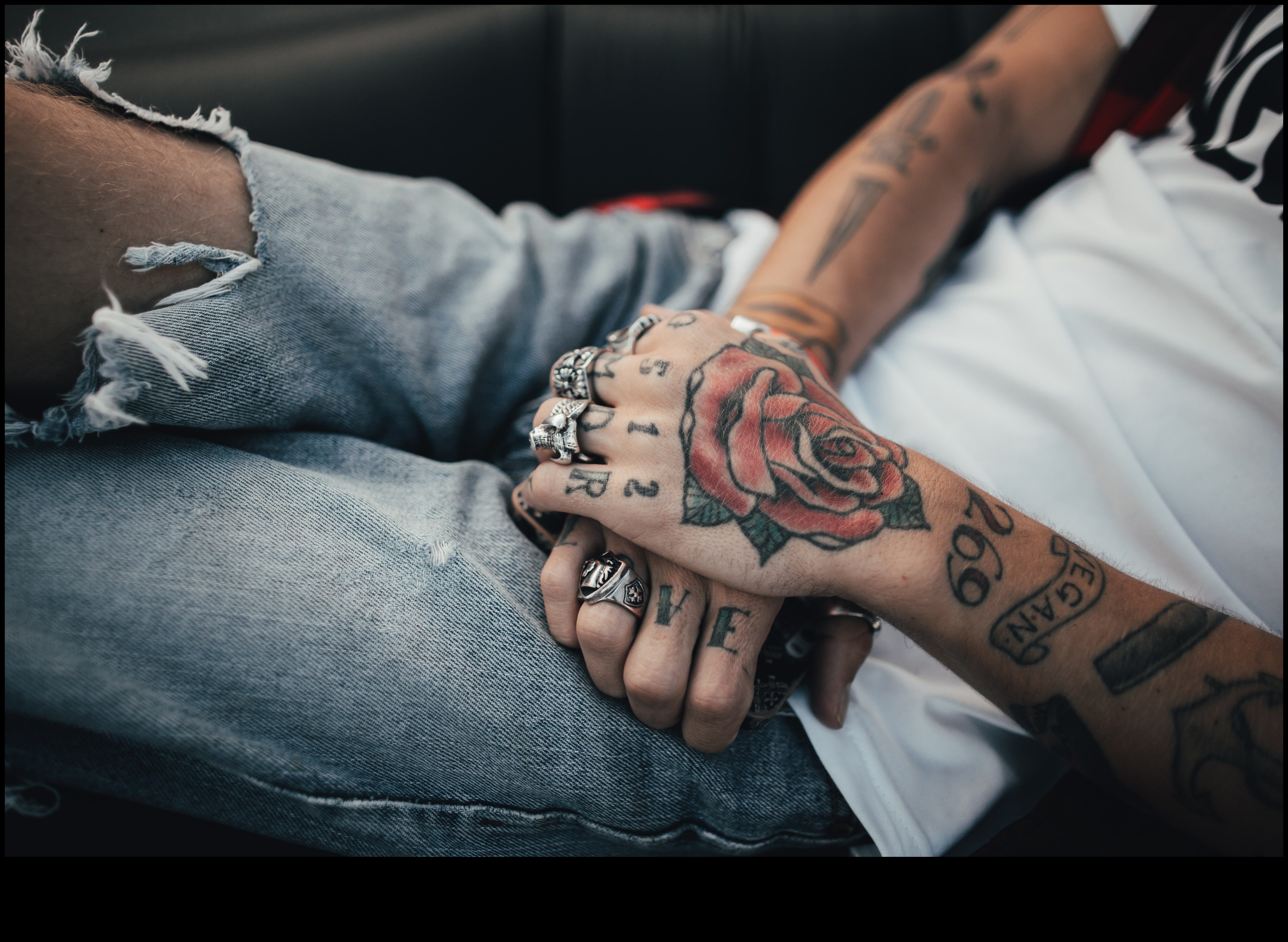 Nozīmīgās zīmes: hronikas simbolisko tetovējumu stāstos