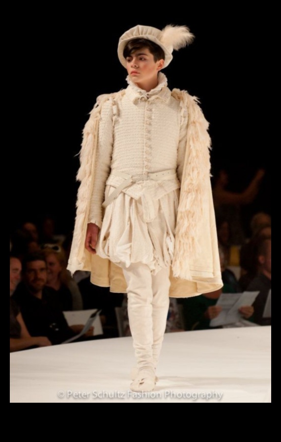 Vēsturisks Haute Skats uz vintage tērpiem, kas atdzīvina modes pagātni 3 Vēsturisks haute: retro tērpi, kas atdzīvina modes pagātni