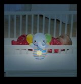 Nomierinoša simfonija Izveidojiet mierīgu bērnudārzu izmantojot maigām skaņām, faktūrām un krāsām