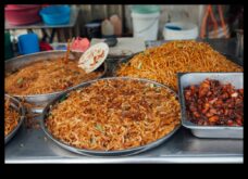 Rīsi un nūdeles Āzijas virtuves pamatprodukti