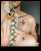 Saistīti pie mūžu pāru tetovējumi, kas simbolizē mūžīgo mīlestību