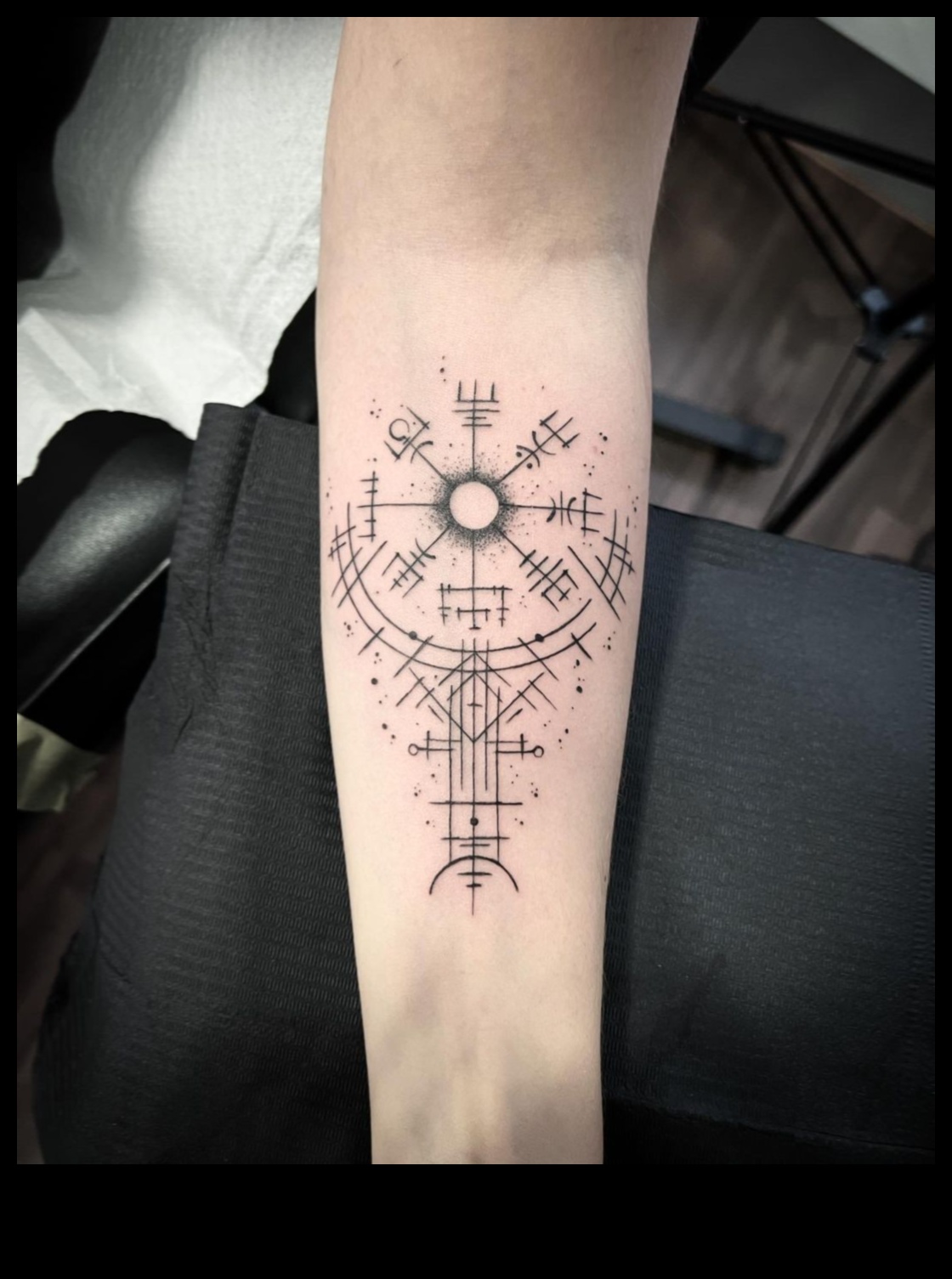 Slepenie sitieni: mākslinieciskums atklāts slēptās plaukstas tetovējumu dizainā